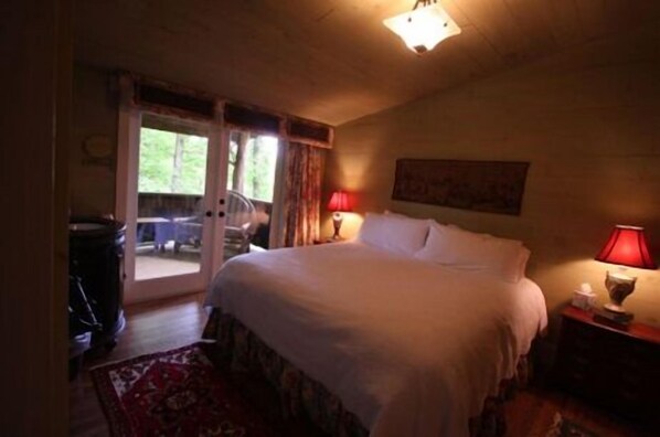 Morgan Cottage | Individually decorated, iron/ironing board, rollaway beds, free WiFi - The Farm Cabins (Candler)
