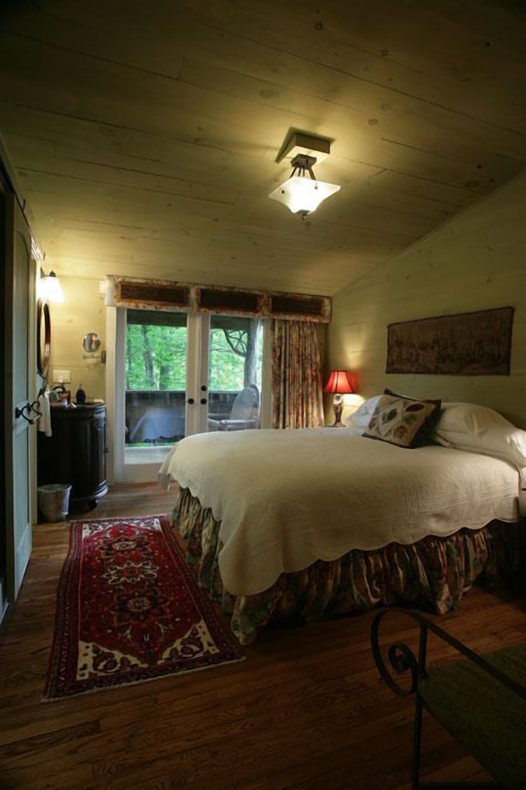 Morgan Cottage | Individually decorated, iron/ironing board, rollaway beds, free WiFi