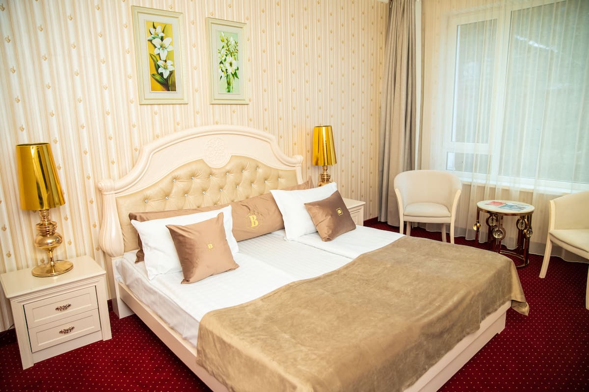 Deluxe Double Room | 1 bedroom, minibar, in-room safe, desk