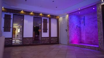 Un sauna, tratamientos corporales, aromaterapia, envolturas corporales
