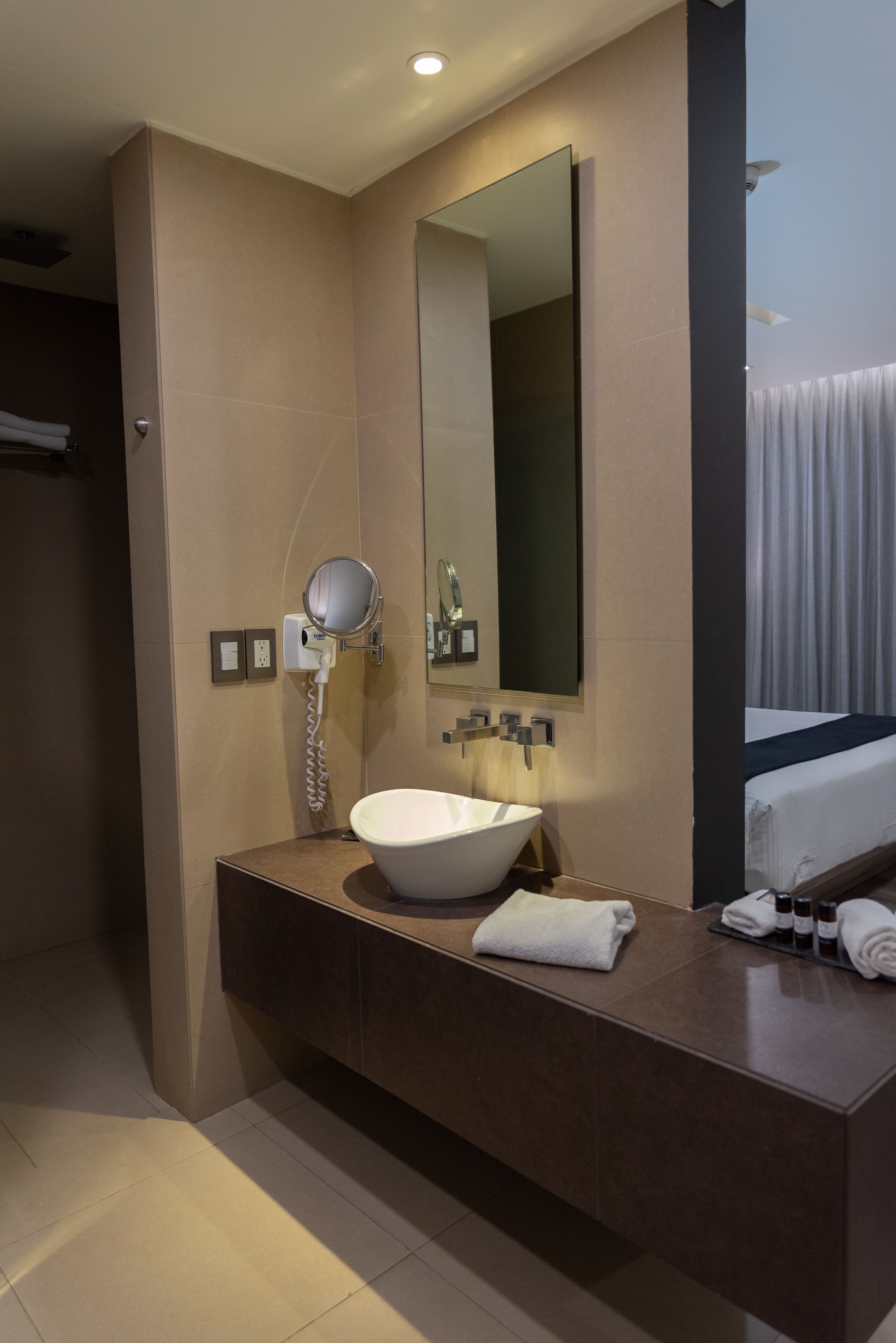 standard room, 1 king bed | bathroom | shower, free toiletries, hair dryer, towels