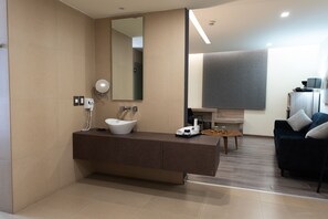 Junior Suite | Bathroom | Shower, free toiletries, hair dryer, towels - Domun Hotel (Querétaro)