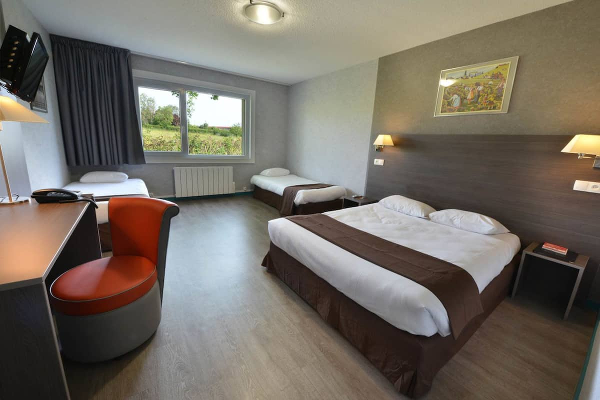 Habitación cuádruple | Ropa de cama de alta calidad, escritorio y insonorización