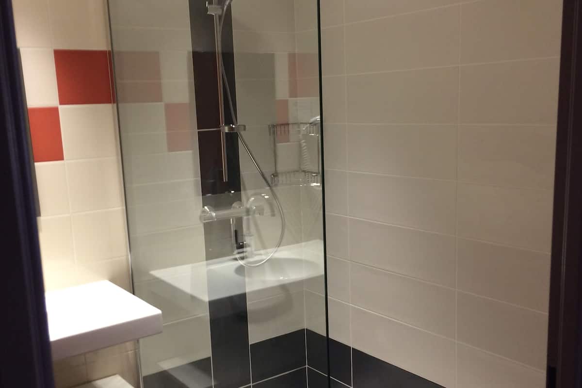 single room | bathroom | shower, rainfall showerhead, free toiletries, hair dryer