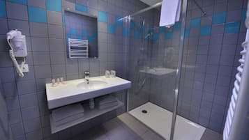 Quadruple Room | Bathroom | Shower, rainfall showerhead, free toiletries, hair dryer