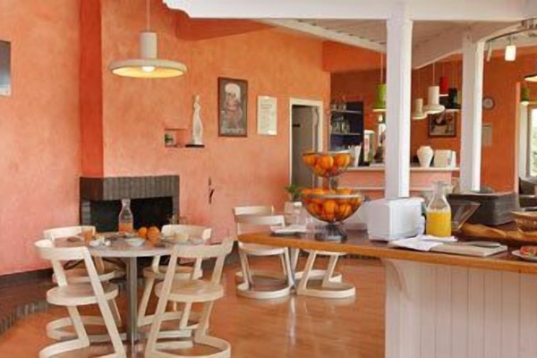 Tägliches Frühstücksbuffet (13 EUR pro Person)