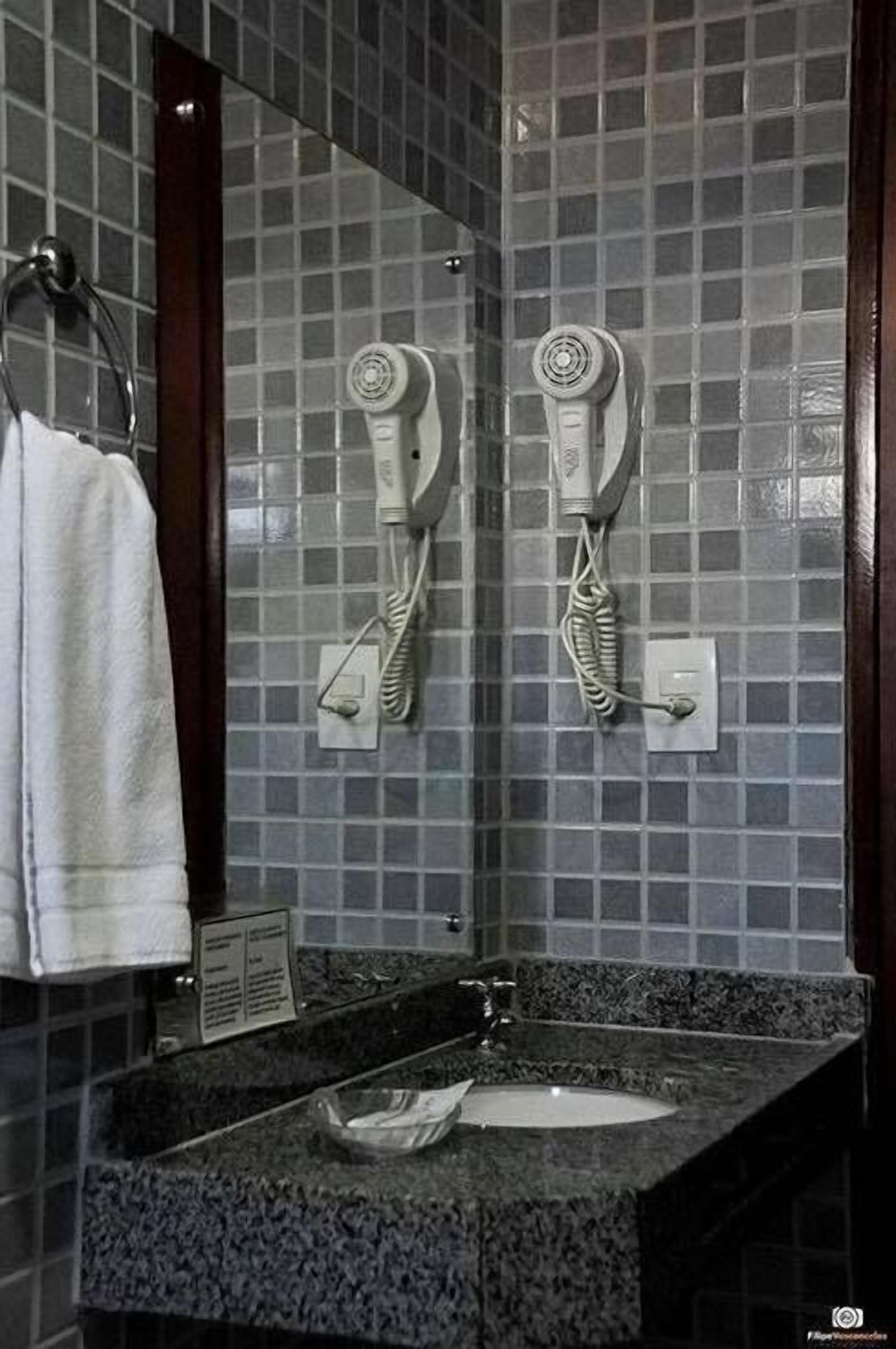 deluxe room (super) | bathroom | shower, towels