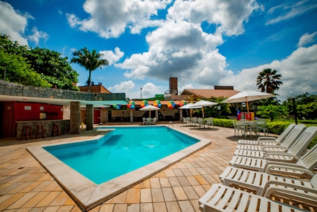 Una piscina al aire libre. Hotel Tres Palmeiras