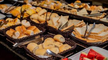 Café da manhã com buffet grátis todos os dias