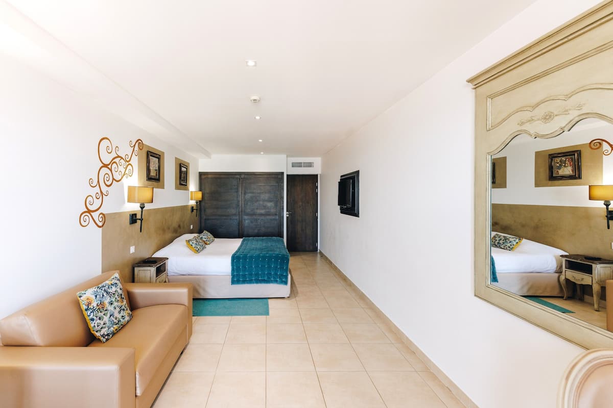 Double Room | Premium bedding, minibar, in-room safe, desk