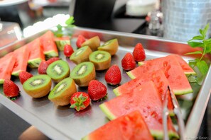 A tray of sliced watermelon and kiwi with strawberries. - Hôtel Liberata & Spa (L'Île-Rousse)