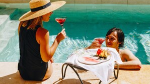 Hồ bơi ngoài trời phục vụ theo mùa, dù/ô trên bãi biển/hồ bơi