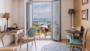 Phòng Suite, quang cảnh biển | Bộ đồ giường cao cấp, minibar, két bảo mật tại phòng, bàn