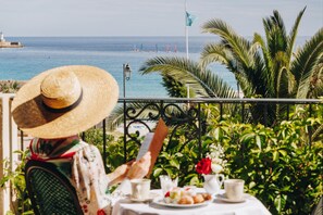 高级双人房, 海景 | 高档床上用品、迷你吧、客房内保险箱、办公桌