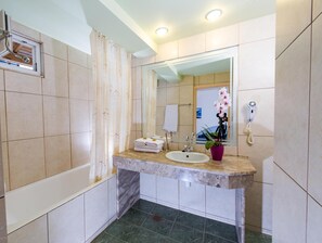 Deep-soaking bathtub, hair dryer, towels - Creta Hotel (Agios Nikolaos)