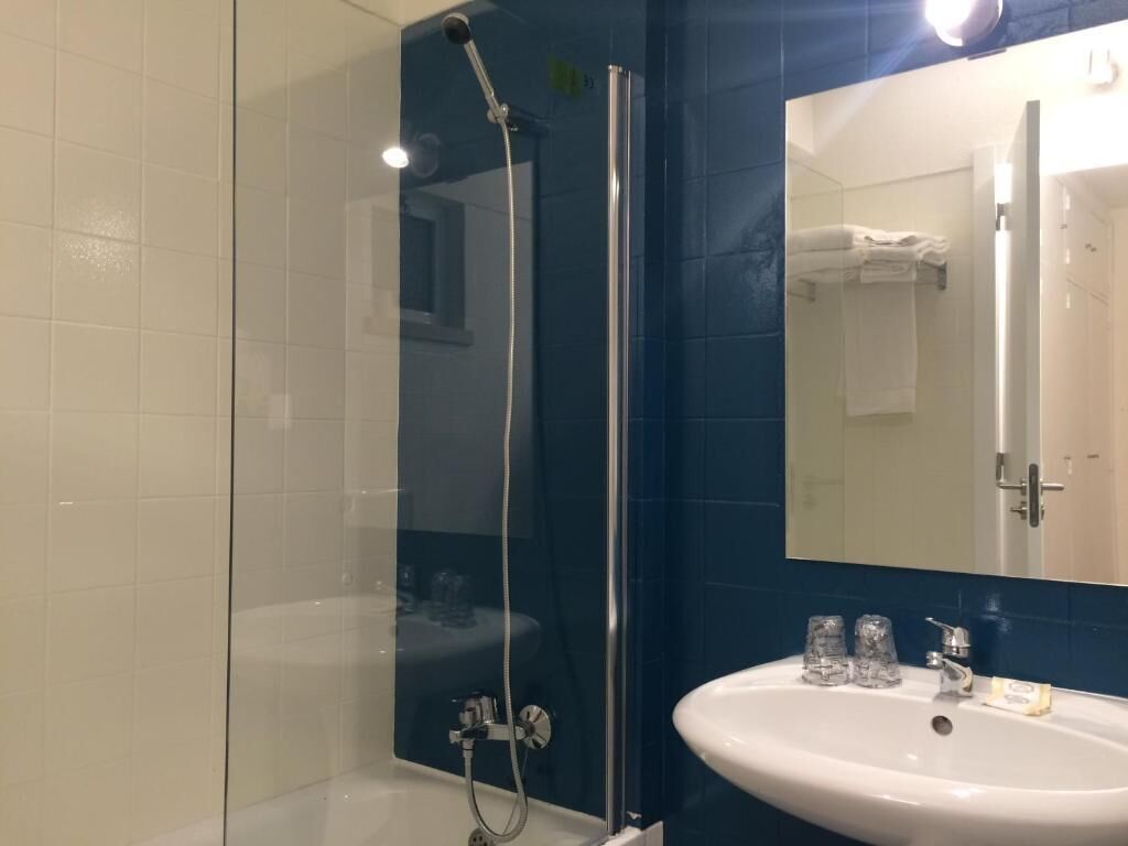 bathtub, free toiletries, hair dryer, bidet