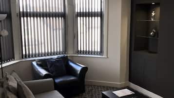Apartemen Superior (Bamburgh, Second Floor) | Area keluarga | Televisi layar datar 40-inci dengan saluran TV digital dan TV LCD
