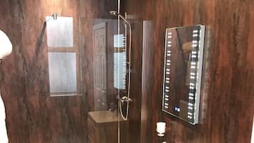 Superior Apartment (Dunstanburgh, First Floor) | Bathroom | Shower, hair dryer, towels, toilet paper