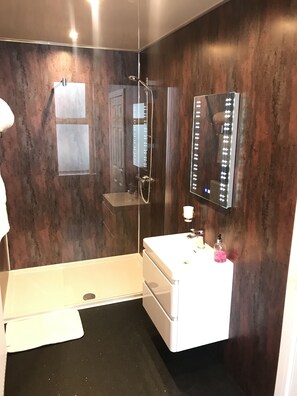 Appartement supérieur (Dunstanburgh, First Floor) | Salle de bain | Douche, séchoir à cheveux, serviettes fournies, papier de toilette