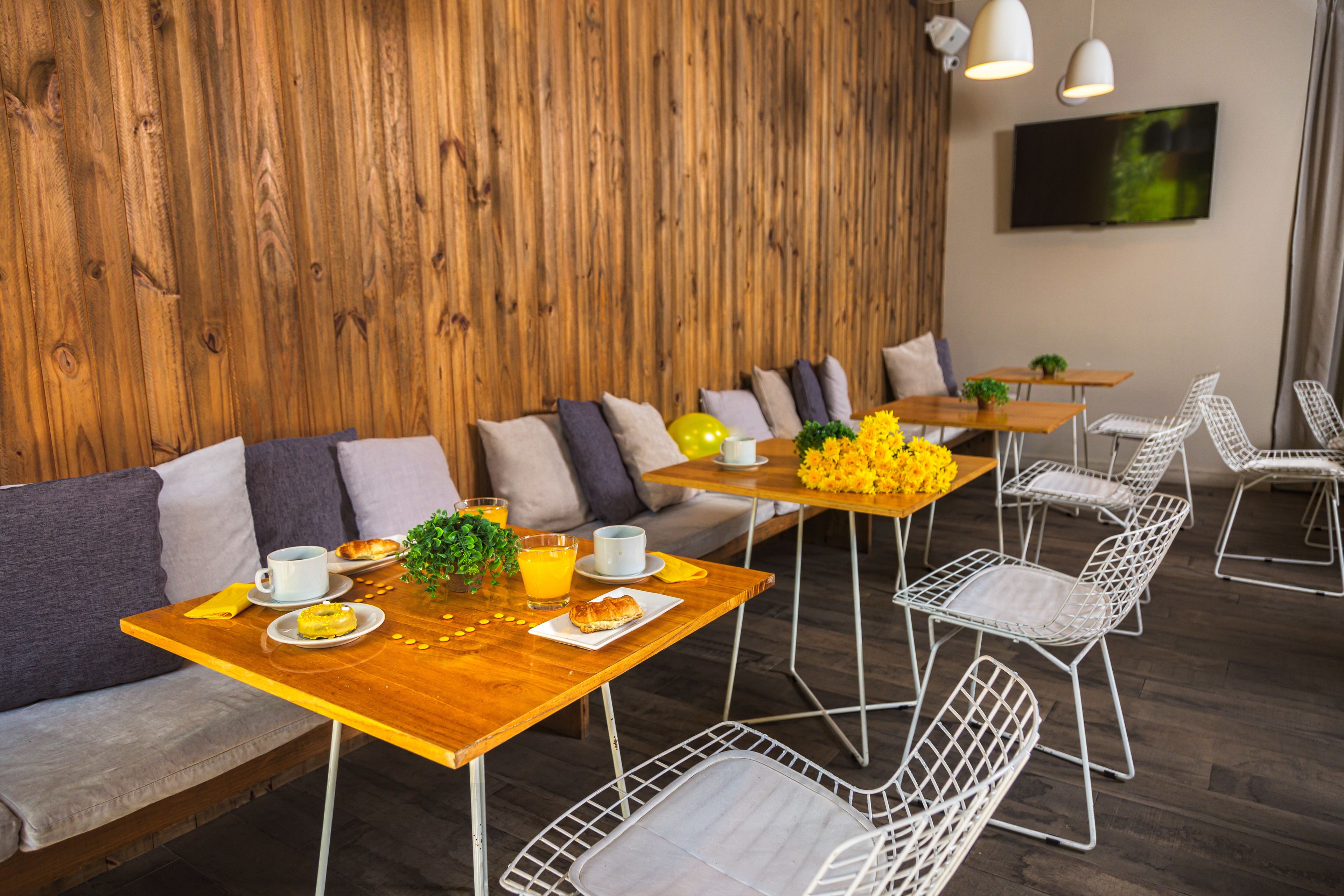 Sarapan lengkap setiap hari (USD 7 per orang)