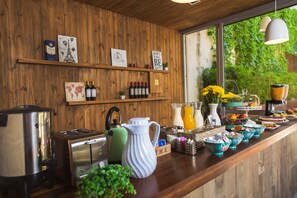 Petit déjeuner complet (7 USD par personne)