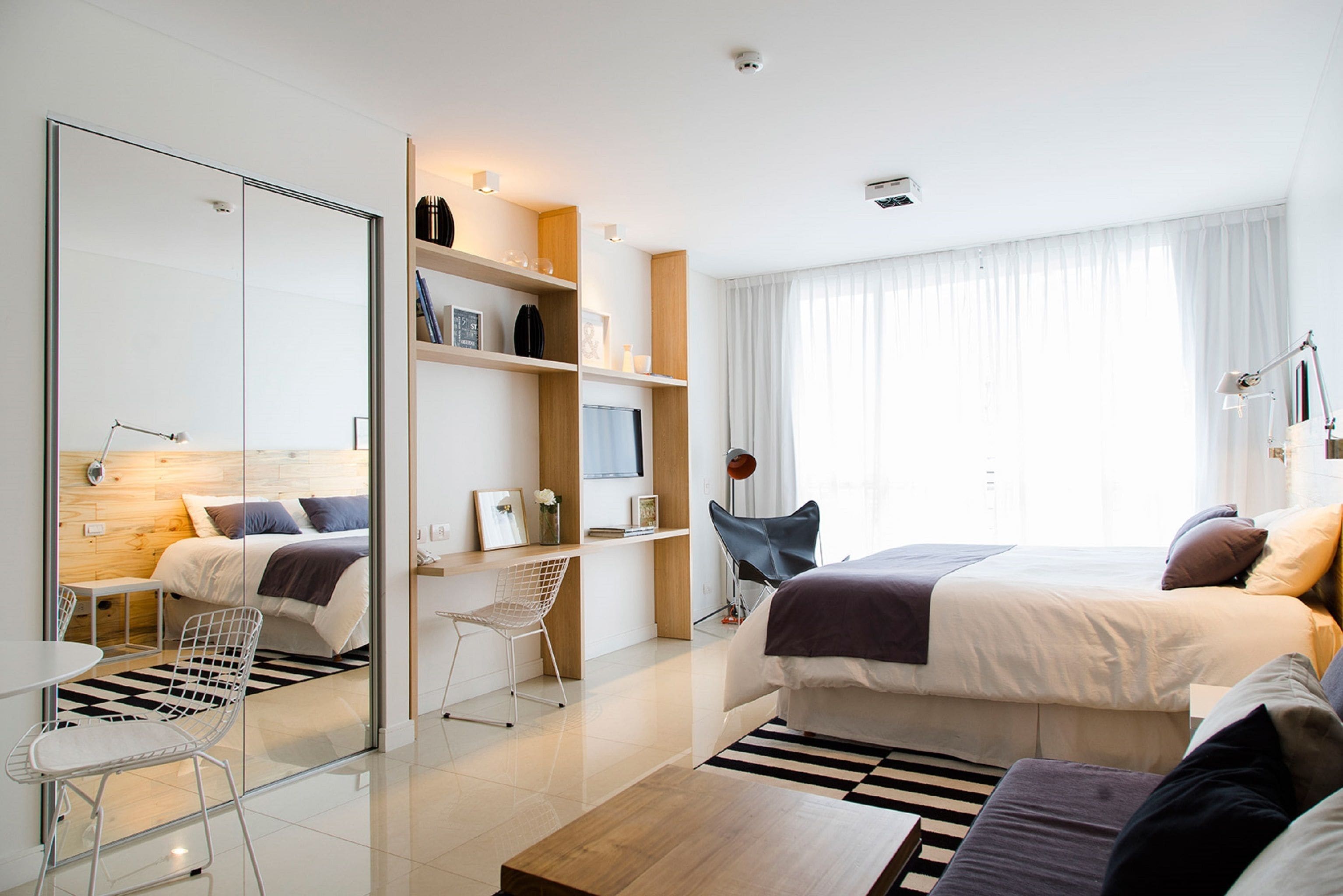 Ropa de cama de alta calidad y caja de seguridad en la habitación 