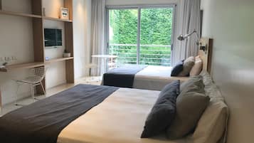 Quarto quádruplo | Roupas de cama premium, cofres nos quartos, escrivaninha