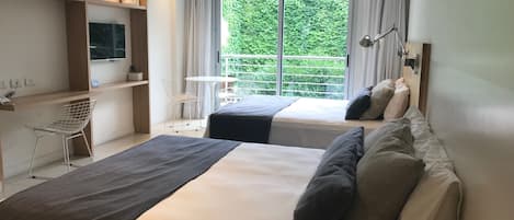 Vierpersoonskamer | Luxe beddengoed, een kluis op de kamer, een bureau, geluiddichte muren