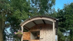 小屋, 熱水浴缸 (Shepherds Hut)