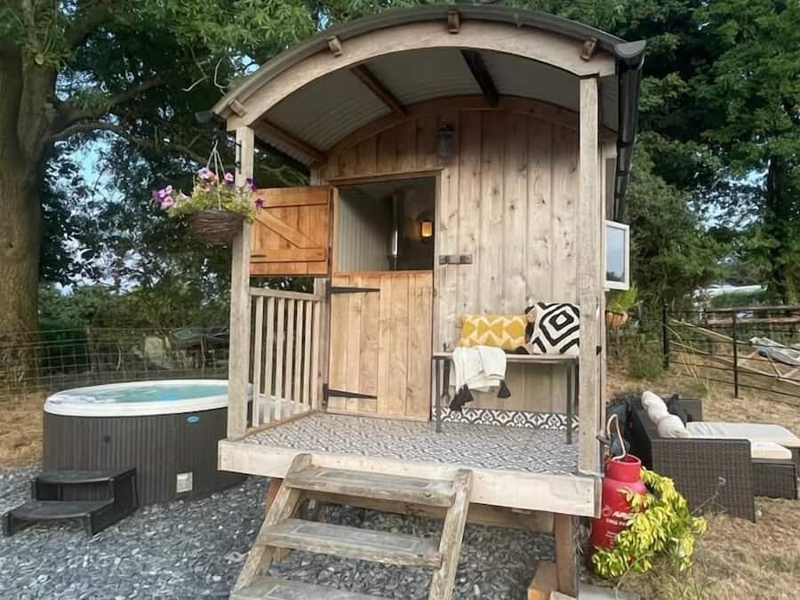Cabin, Hot Tub (Shepherds Hut)