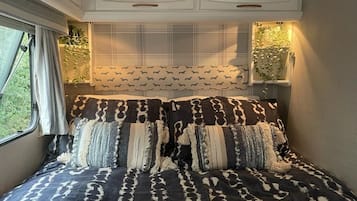 Desk, soundproofing, free WiFi, bed sheets