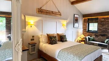 Kamar Double Deluks (King Room 13) | Meja kerja, kedap suara, Wi-Fi gratis, dan seprai linen