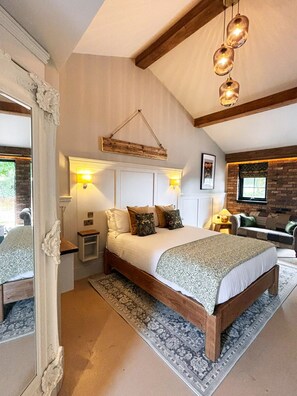 Deluxe Double Room (King Room 13)