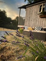 Cabana, banheira de imersão (Shepherds Hut) | Escrivaninha, quartos à prova de som, Wi-Fi de cortesia, roupa de cama