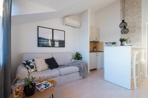 Design Apartment, 1 Bedroom, Sea View (Top Floor) | Living area