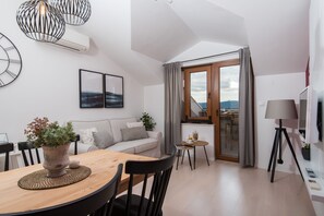 Design-Apartment, 1 Schlafzimmer, Meerblick (Top Floor) | Wohnbereich | Flachbildfernseher