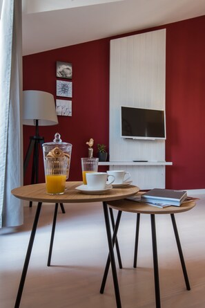 Design-huoneisto, 1 makuuhuone, merinäköala (Top Floor) | Oleskelualue | Taulutelevisio