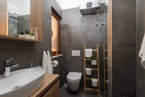 Design-Apartment, 1 Schlafzimmer, Meerblick (Top Floor) | Badezimmer | Dusche, Regendusche, kostenlose Toilettenartikel, Haartrockner