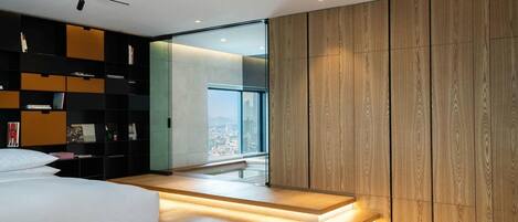 Minibar, in-room safe