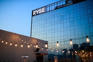 Un edificio moderno con el letrero "RYSE" en la parte superior.