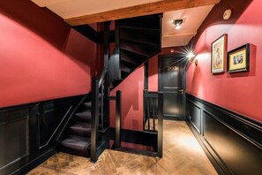 المنشأة من الداخل