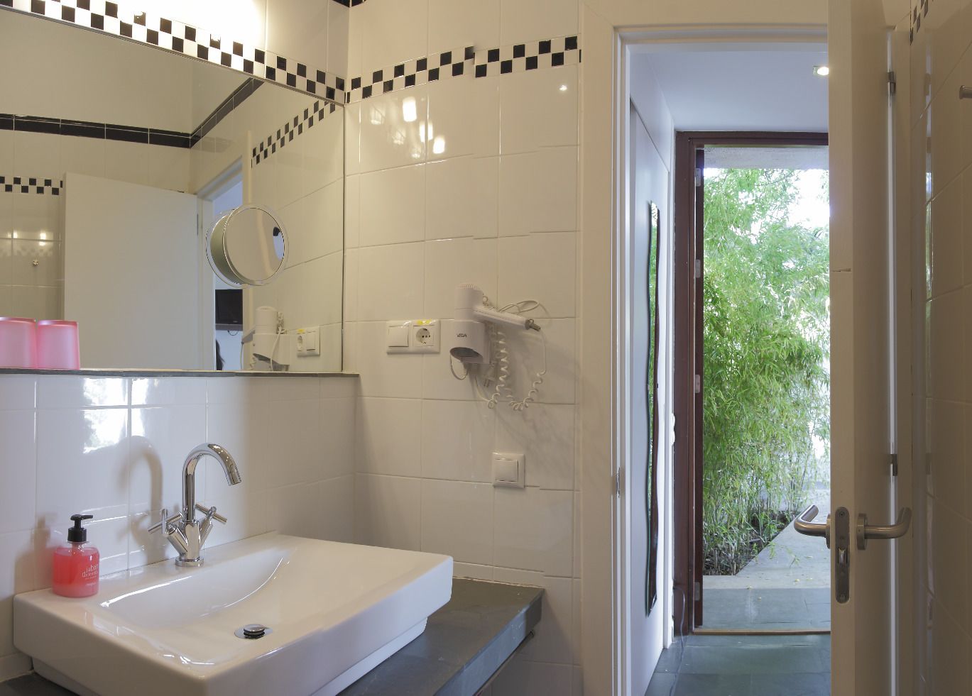deluxe room, garden view | bathroom | free toiletries, hair dryer, towels