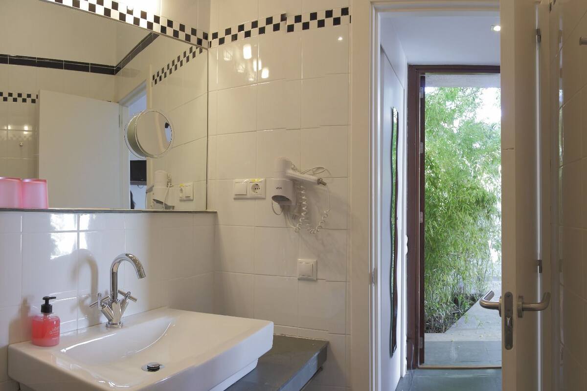 deluxe room, garden view | bathroom | free toiletries, hair dryer, towels