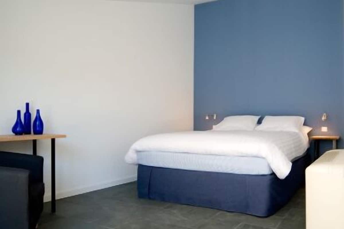 premium bedding, minibar, desk, blackout curtains