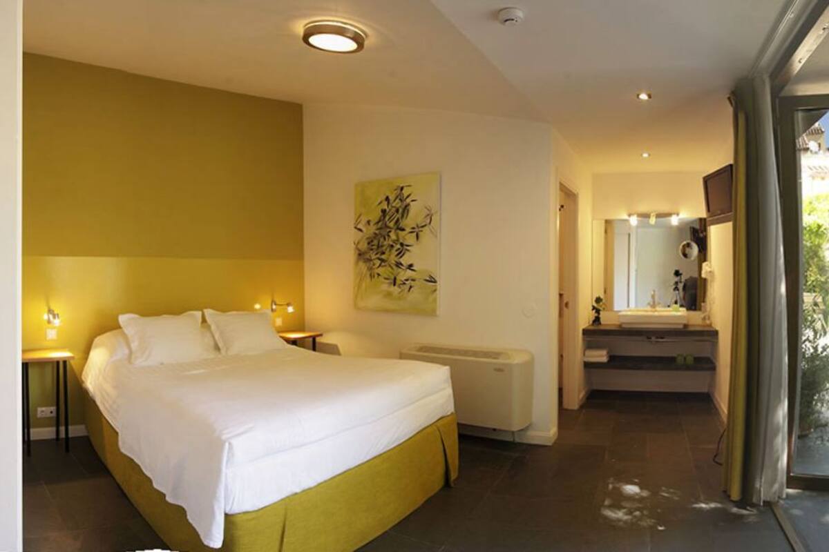 Deluxe Room, Garden View | Peralatan tempat tidur premium, bar mini, meja