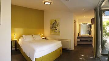 Deluxe-huone, näköala puutarhaan | Ylelliset vuodevaatteet, minibaari, työpöytä, pimennysverhot