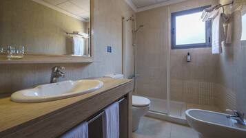 Gratis toiletartikelen, een haardroger, handdoeken, zeep