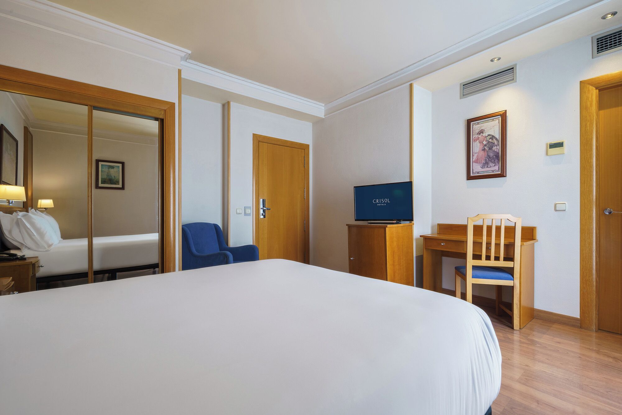 double or twin room | minibar, in-room safe, individually furnished, desk