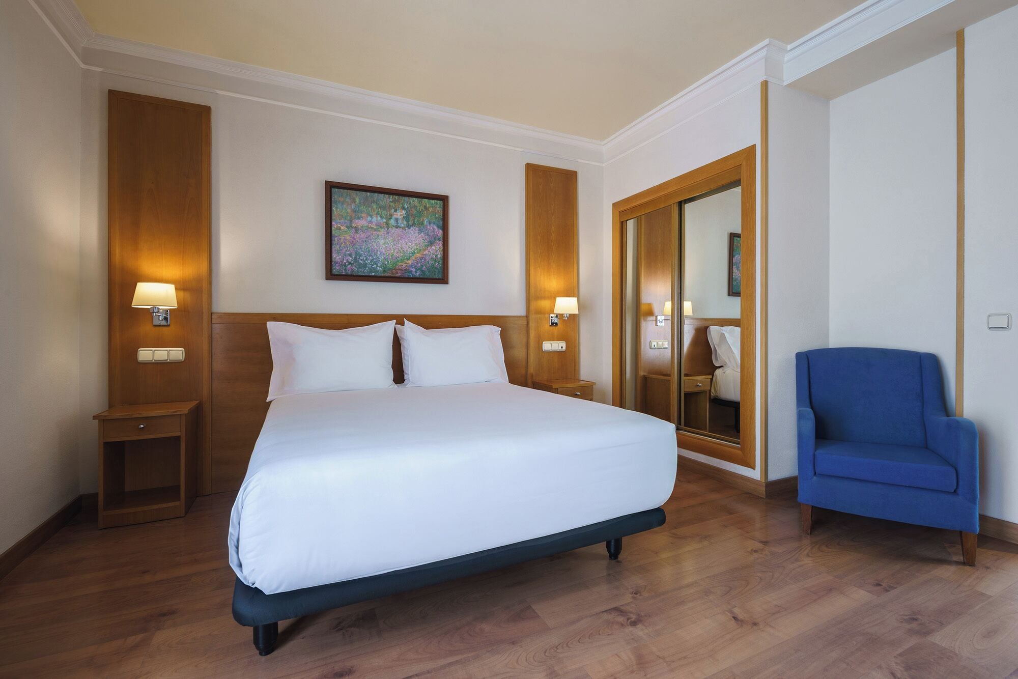 double or twin room | minibar, in-room safe, individually furnished, desk