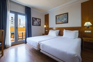 Minibar, meja kerja, setrika/meja setrika, dan Wi-Fi gratis